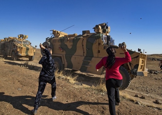 Liên quân Nga – Thổ Nhĩ Kỳ tuần tra chung ở Bắc Syria bị dân chúng người Kurd tấn công bằng gạch đá ảnh 2