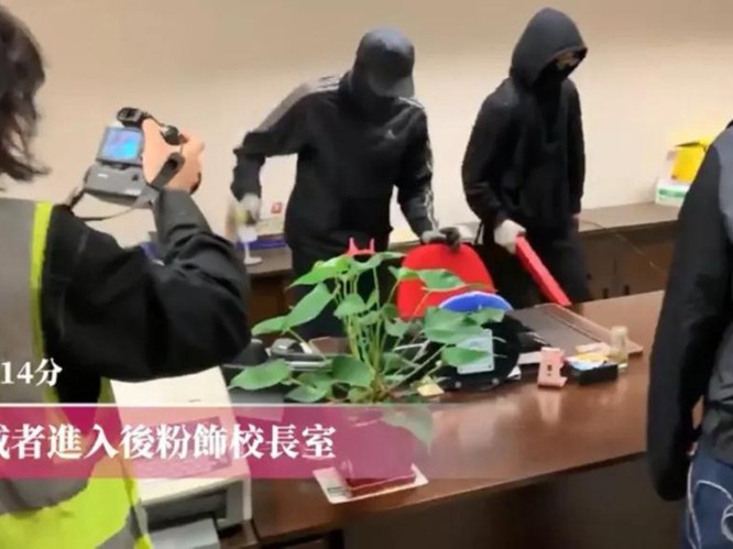 Bạo lực lan vào sân trường, sinh viên Trung Quốc Đại lục lũ lượt rời khỏi Hồng Kông, tới đây tình hình sẽ diễn biến ra sao? ảnh 2