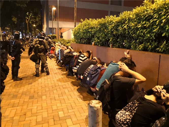 Tình hình Hồng Kông: hàng trăm người biểu tình vẫn cố thủ trong Đại học Bách Khoa; các trường tiểu học và trung học mở cửa trở lại, hoạt động giao thông đã khôi phục nhưng vẫn gặp trở ngại ảnh 10