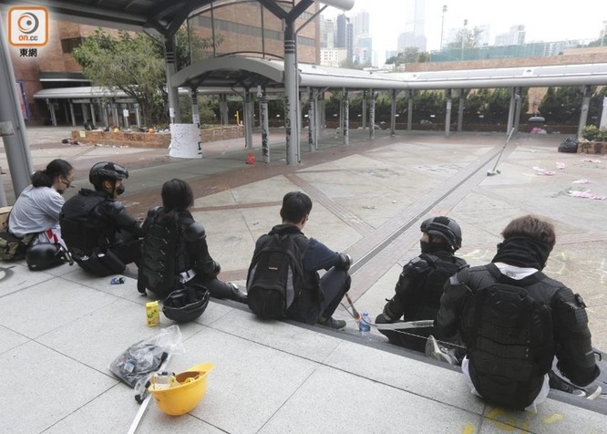 Tình hình Hồng Kông: hàng trăm người biểu tình vẫn cố thủ trong Đại học Bách Khoa; các trường tiểu học và trung học mở cửa trở lại, hoạt động giao thông đã khôi phục nhưng vẫn gặp trở ngại ảnh 5