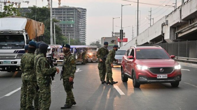 Thủ đô Philippines thực hiện phong tỏa, quân đội trang bị đầy đủ kéo vào thực hiện giới nghiêm ảnh 2