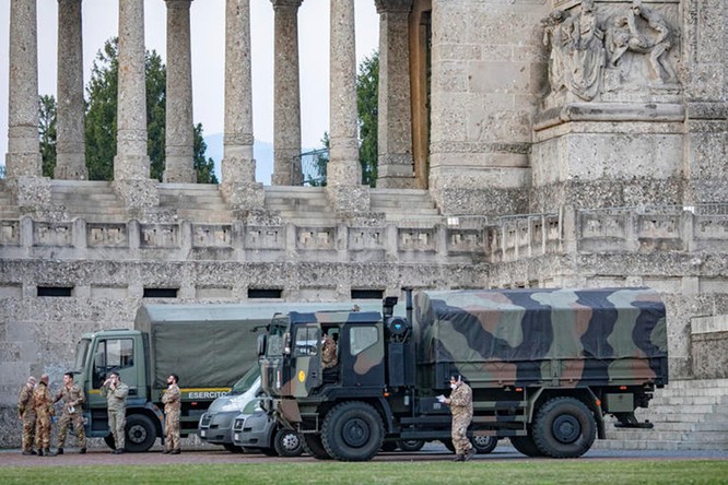 Thảm cảnh COVID-19 ở Italy: người chết quá nhiều, quân đội phải dùng xe tải chở đi nơi khác hỏa thiêu ảnh 10