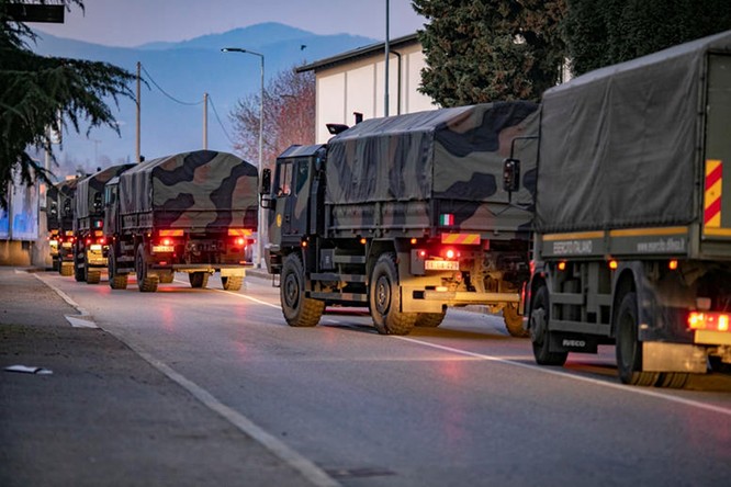 Thảm cảnh COVID-19 ở Italy: người chết quá nhiều, quân đội phải dùng xe tải chở đi nơi khác hỏa thiêu ảnh 11