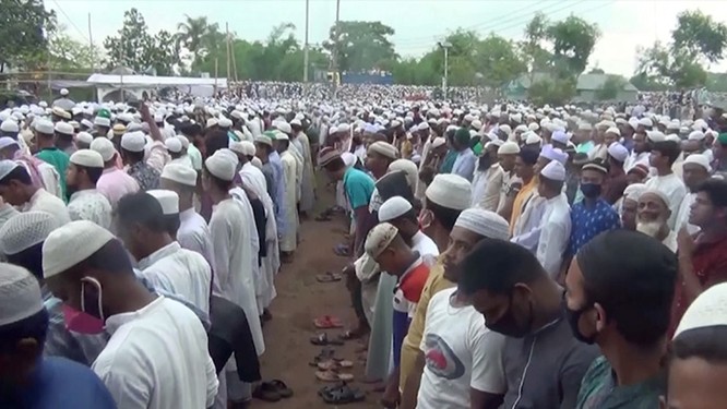 Người Bangladesh hoảng sợ vì đám tang 100 ngàn người dự giữa đại dịch ảnh 1