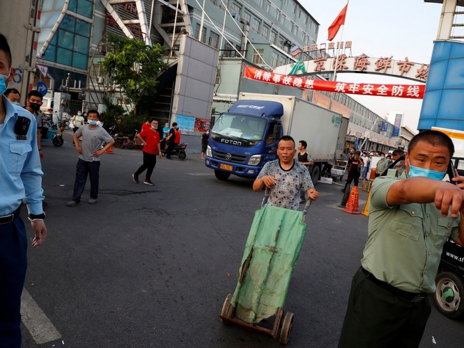 Lo ngại tái bùng phát dịch bệnh COVID-19, Bắc Kinh đóng cửa các chợ bán buôn và cấm thi đấu thể thao ảnh 3