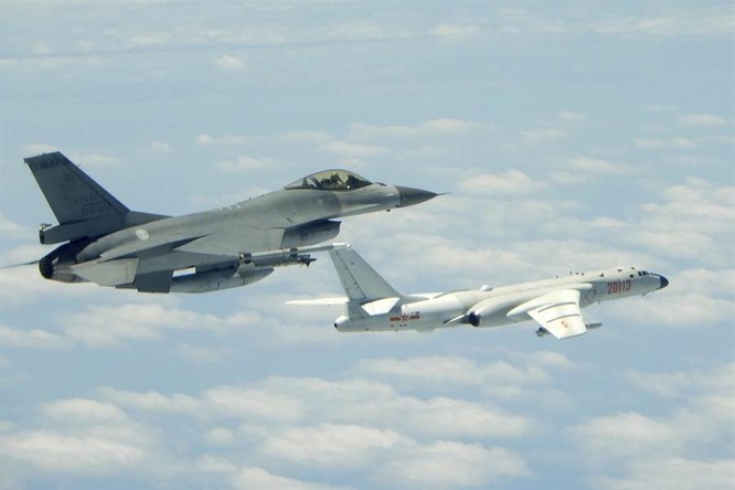 Đài Loan sắp đưa F-16 đến đảo Bành Hồ, Mỹ cho máy bay trinh sát vào vùng PLA cấm bay để tập trận ảnh 2