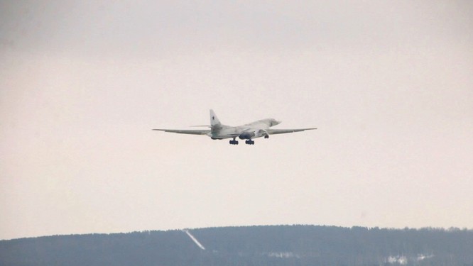 Máy bay ném bom chiến lược Tu-160M của Nga bay thử nghiệm thành công với động cơ mới ảnh 1