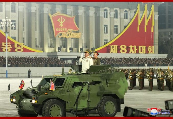 Triều Tiên bất ngờ tổ chức duyệt binh tối, phô diễn tên lửa phóng từ tàu ngầm "mạnh nhất thế giới" ảnh 3