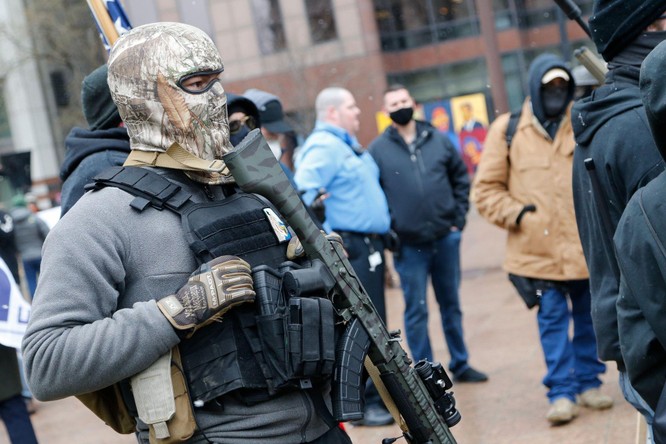 Nhiều bang xuất hiện người biểu tình có vũ trang, an ninh siết chặt trên khắp nước Mỹ ảnh 7