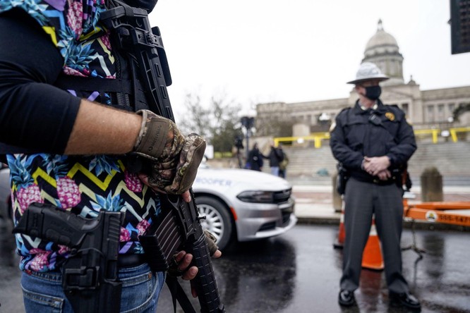 Nhiều bang xuất hiện người biểu tình có vũ trang, an ninh siết chặt trên khắp nước Mỹ ảnh 11