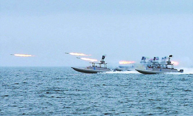 Chuẩn bị ứng phó tàu sân bay Mỹ, Hải quân Iran trang bị thêm 340 xuồng cao tốc mang tên lửa ảnh 4