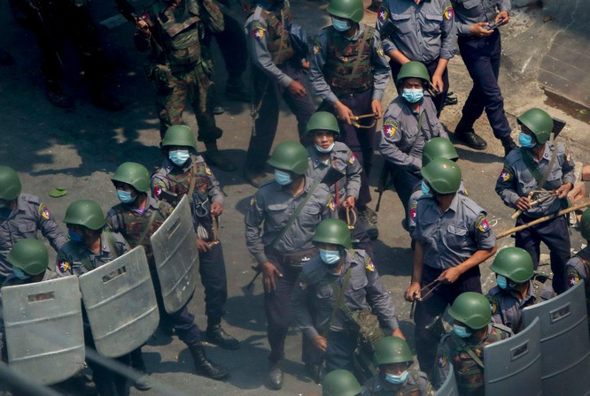 Diễn biến mới ở Myanmar: người biểu tình bắt đầu dùng vũ khí phản kích ảnh 4