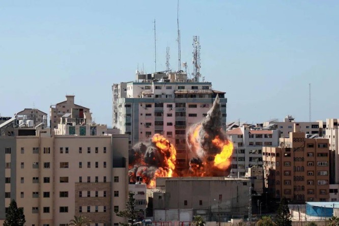 Xem video tình báo Israel gọi điện cảnh báo trước khi đánh sập tòa nhà của các hãng thông tấn ảnh 1