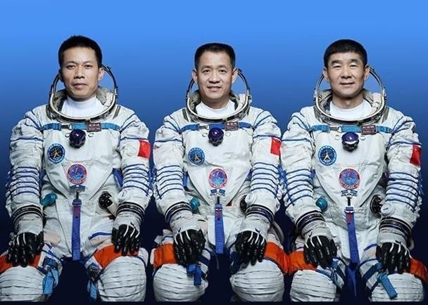 Trung Quốc phóng thành công tàu vũ trụ đưa 3 phi hành gia lên không gian sống 3 tháng ảnh 1