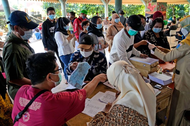 Phóng sự ảnh: “Sóng thần dịch bệnh COVID-19” đang tàn phá Indonesia ảnh 15