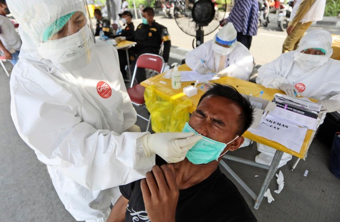 Phóng sự ảnh: “Sóng thần dịch bệnh COVID-19” đang tàn phá Indonesia ảnh 3
