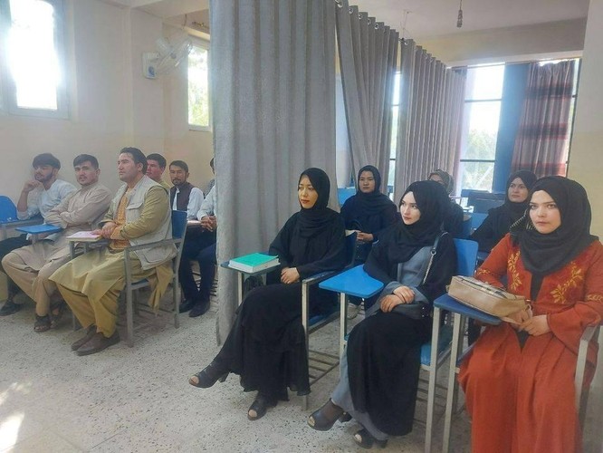 Afghanistan thời Taliban: nam sinh trung học được đến trường, nữ quên đi! ảnh 2