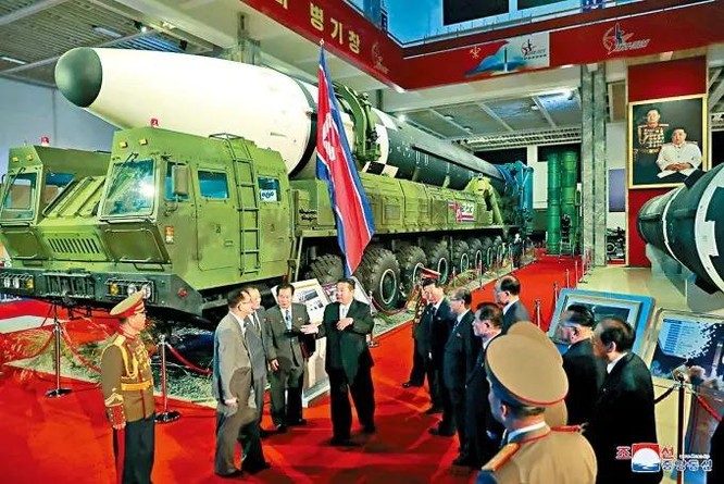 Xem tên lửa siêu thanh Hwasong-8 và các vũ khí mới được Triều Tiên trưng bày ảnh 4