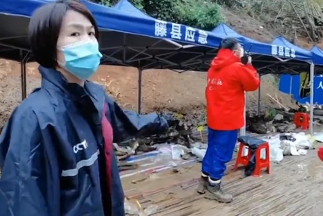Vụ tai nạn máy bay ở Trung Quốc: tìm thấy động cơ ở độ sâu 20 mét dưới lòng đất! ảnh 2