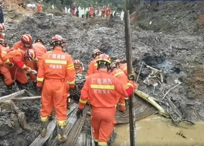 Vụ tai nạn máy bay ở Trung Quốc: tìm thấy động cơ ở độ sâu 20 mét dưới lòng đất! ảnh 3