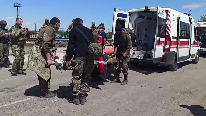TASS: Hơn 1.000 tù binh Ukraine bị bắt ở nhà máy thép Azovstal đã được áp giải về Nga để điều tra ảnh 3