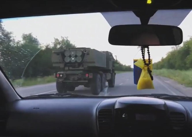 Ukraine lần đầu công bố hình ảnh sử dụng hệ thống tên lửa HIMARS tấn công quân Nga ảnh 2