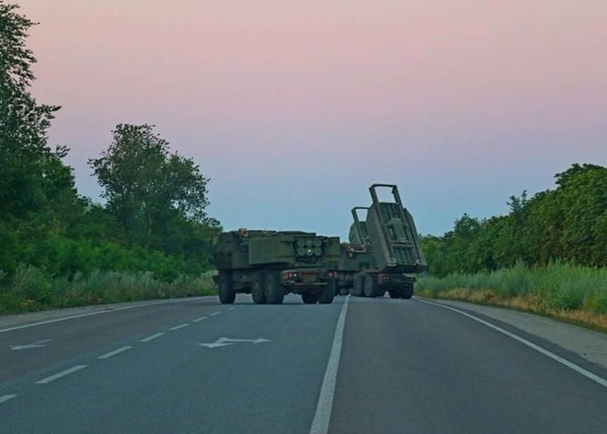 Ukraine lần đầu công bố hình ảnh sử dụng hệ thống tên lửa HIMARS tấn công quân Nga ảnh 3