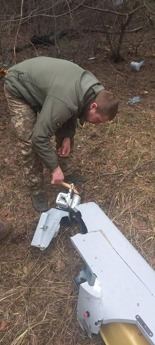 Ukraine công khai xác máy bay không người lái bị bắn hạ của quân đội Nga ảnh 2