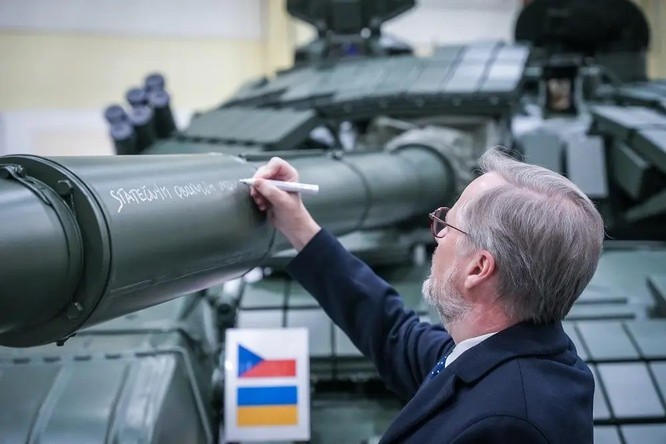 Cộng hòa Séc chuyển giao cho Ukraine 90 xe tăng hiện đại hóa T-72B ảnh 1