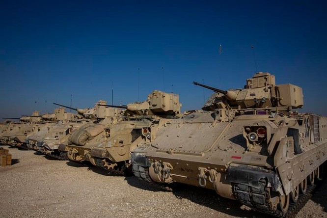 Mỹ tuyên bố chuyển giao cho Ukraine hàng chục xe thiết giáp Stryker và Bradley ảnh 1