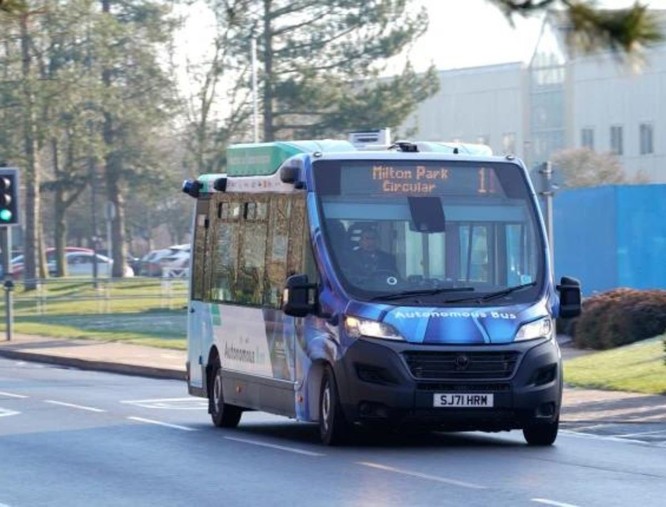 Anh ra mắt dịch vụ xe buýt điện tự lái đầu tiên tại khu công nghệ và kinh doanh ở Oxfordshire ảnh 1