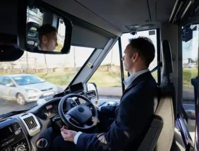 Anh ra mắt dịch vụ xe buýt điện tự lái đầu tiên tại khu công nghệ và kinh doanh ở Oxfordshire ảnh 4