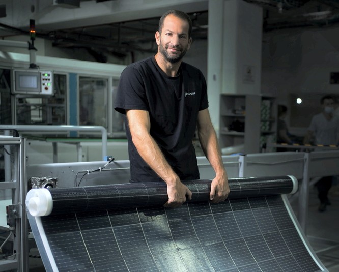 Công ty Israel sản xuất pin điện mặt trời linh hoạt, có thể áp dụng trên mọi bề mặt ảnh 1