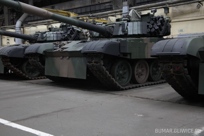 Ba Lan tiếp tục gửi hàng chục xe tăng, bao gồm cả Leopard, cho quân đội Ukraine ảnh 1