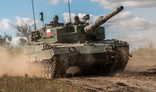 Ba Lan tiếp tục gửi hàng chục xe tăng, bao gồm cả Leopard, cho quân đội Ukraine ảnh 2