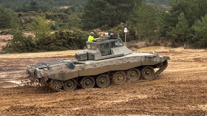 Anh tuyên bố lính xe tăng Ukraine đã thành thạo kỹ năng lái xe tăng Challenger 2 ảnh 1
