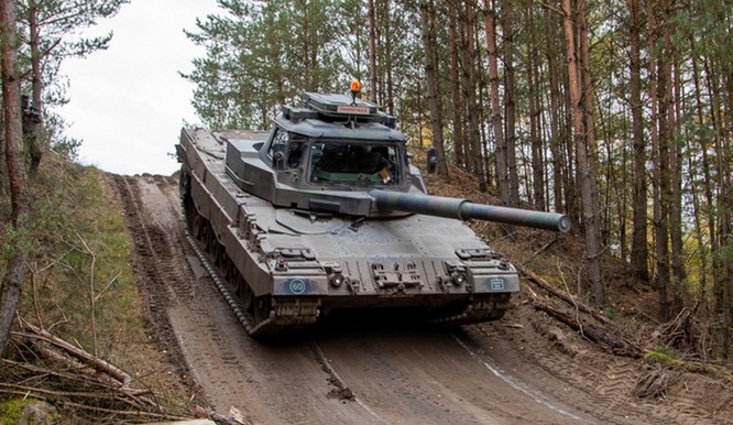Anh tuyên bố lính xe tăng Ukraine đã thành thạo kỹ năng lái xe tăng Challenger 2 ảnh 2