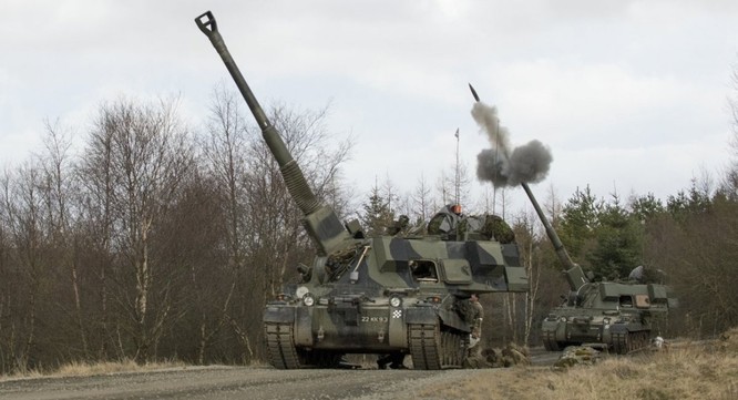 Quân đội Ukraine đến Anh huấn luyện sử dụng pháo tự hành AS90 ảnh 2