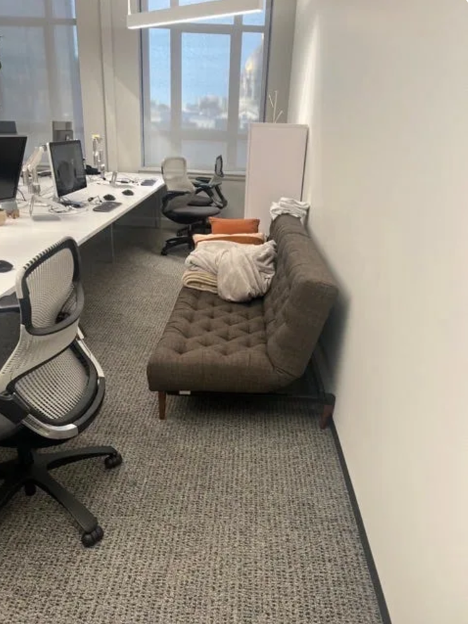 Nhìn qua văn phòng được Elon Musk biến thành phòng ngủ tại trụ sở Twitter ảnh 4