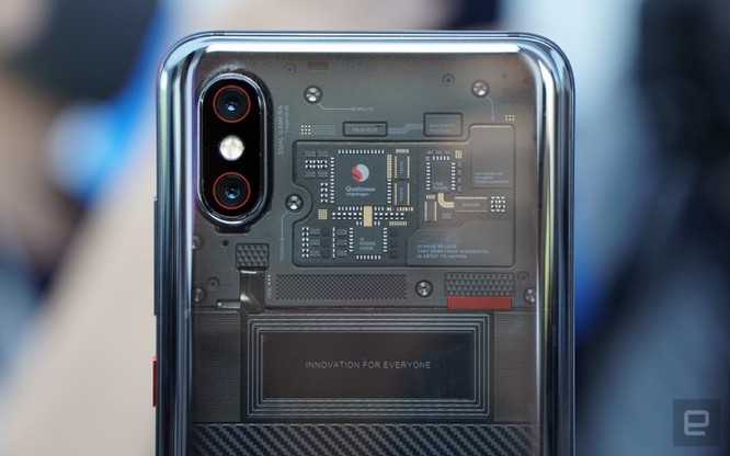 Dưới nắp lưng trong suốt của Xiaomi Mi 8 Explorer Editon chỉ là một miếng dán? ảnh 4