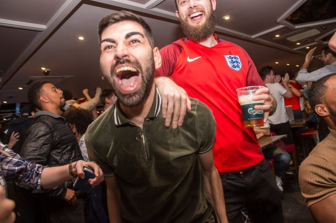 Sau cú đúp của Harry Kane, người Anh ăn mừng như vừa vô địch World Cup ảnh 5