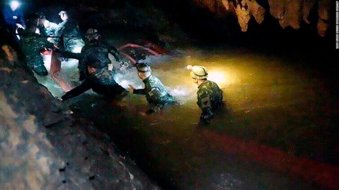 Sau 9 ngày mất tích trong hang ngập lụt, đội bóng nhí Thái Lan đã được tìm thấy ảnh 3