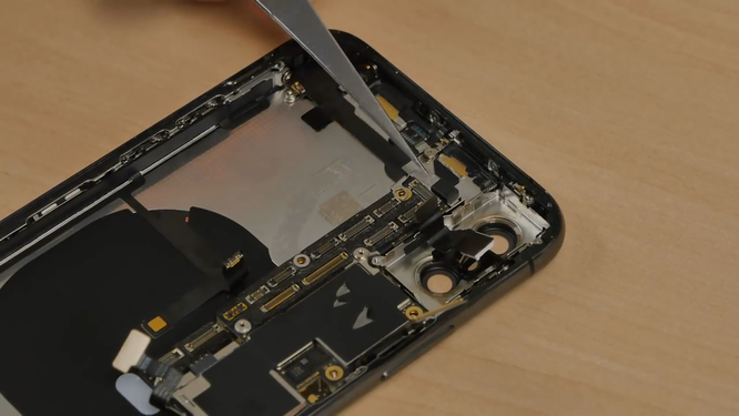 “Nội soi” iPhone Xs: Pin liền chữ L, kết cấu chắc chắn nhưng cực khó sửa chữa ảnh 5