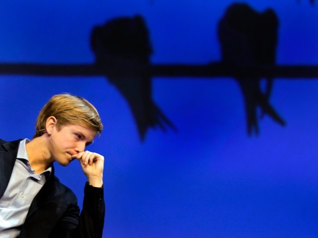 Chris Hughes, nhà đồng sáng lập đòi xẻ nhỏ Facebook là ai? ảnh 12