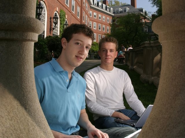 Chris Hughes, nhà đồng sáng lập đòi xẻ nhỏ Facebook là ai? ảnh 6