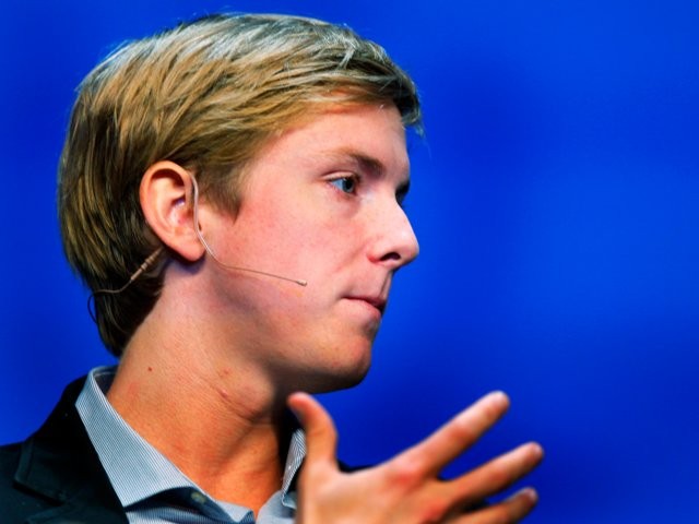 Chris Hughes, nhà đồng sáng lập đòi xẻ nhỏ Facebook là ai? ảnh 18