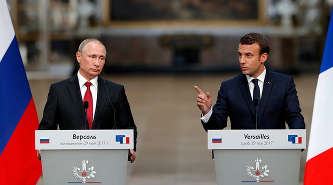 Tổng thống Nga Putin và Tổng thống Pháp Macron tại cuộc họp báo trong chuyến thăm Pháp