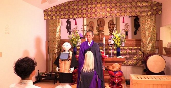 Robot tham gia cử hành tang lễ cho các gia đình tại Nhật Bản ảnh 1