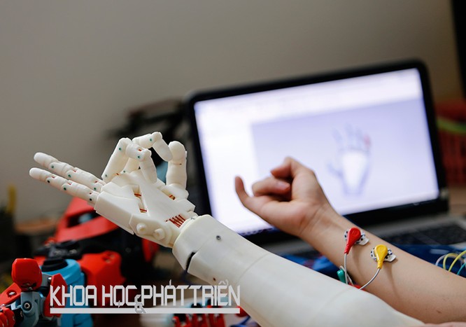 Cánh tay điều khiển bằng suy nghĩ được hình thành từ công nghệ in 3D của Công ty TNHH 3D Master. Ảnh: Lê Loan