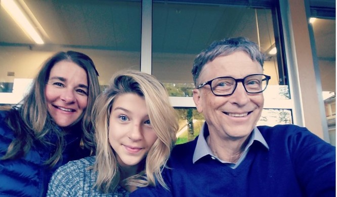 Vợ chồng ông Gates và cô gái út hiện đang học tại Lekesiade